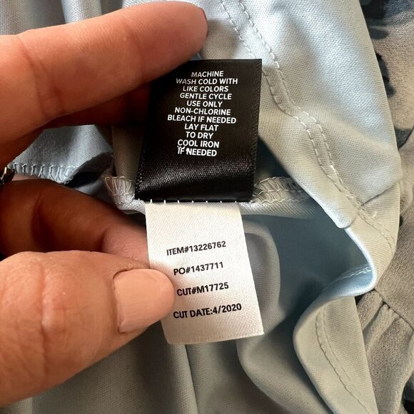 Torrid NWOT Women 1X Blue Floral‎ Cold Shoulder Handkerchief Dress w/Pockets - Picture 8 of 9